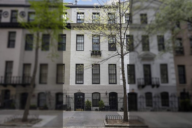 239 E 48th St, New York City, NY 10017 - view of property