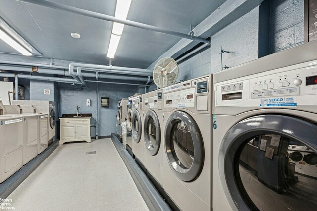 common laundry area featuring a sink and independent washer and dryer