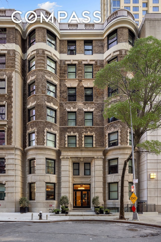 view of apartment building / complex
