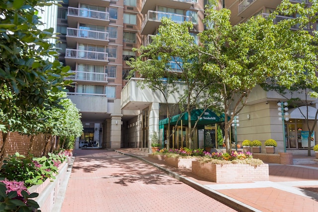 view of apartment building / complex