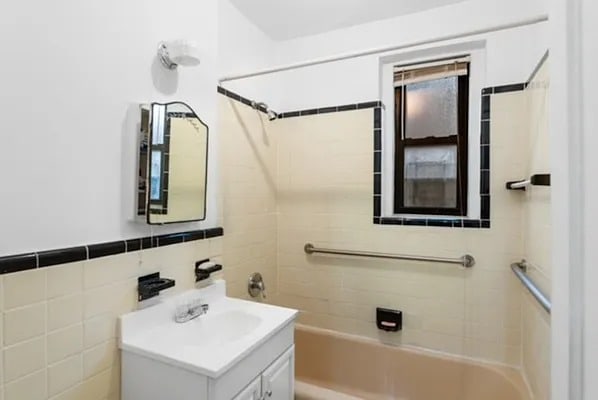 full bath with vanity and washtub / shower combination