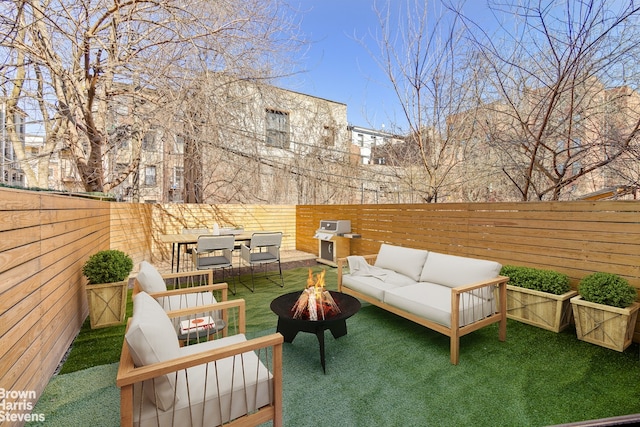 view of patio featuring an outdoor living space with a fire pit, a fenced backyard, area for grilling, and outdoor dining space