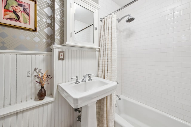 bathroom featuring shower / tub combo with curtain