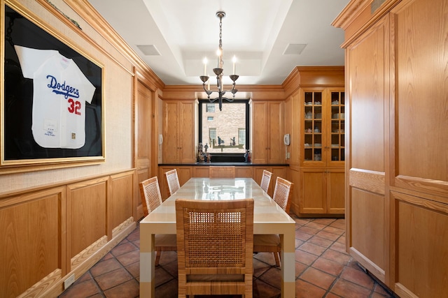 tiled dining room featuring a tray ceiling, an inviting chandelier, and visible vents
