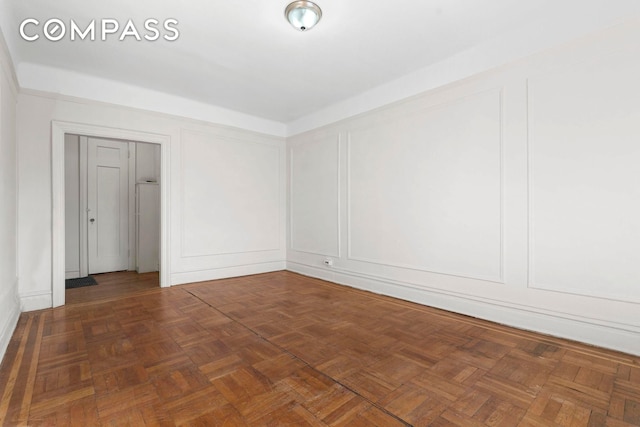 unfurnished room with a decorative wall