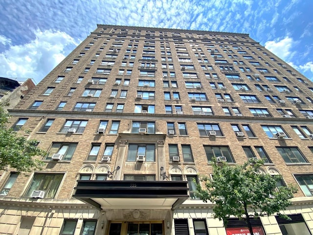 view of apartment building / complex