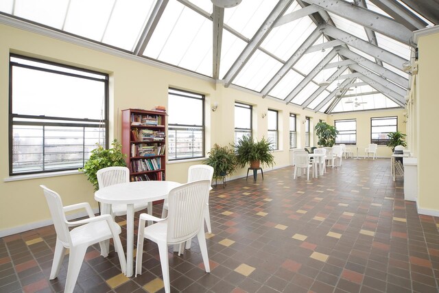 sunroom with lofted ceiling