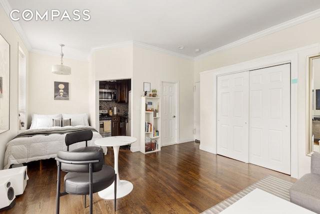 bedroom featuring baseboards, dark wood-style floors, a closet, and crown molding