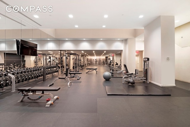 exercise room featuring recessed lighting