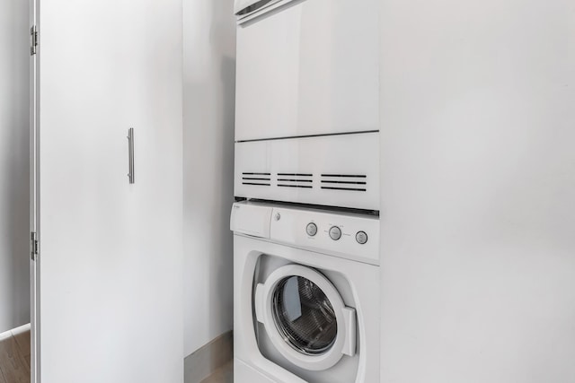 415 Main St Unit Ph-1G, New York City, NY 10044 - laundry room featuring estacked washer and dryer and baseboards