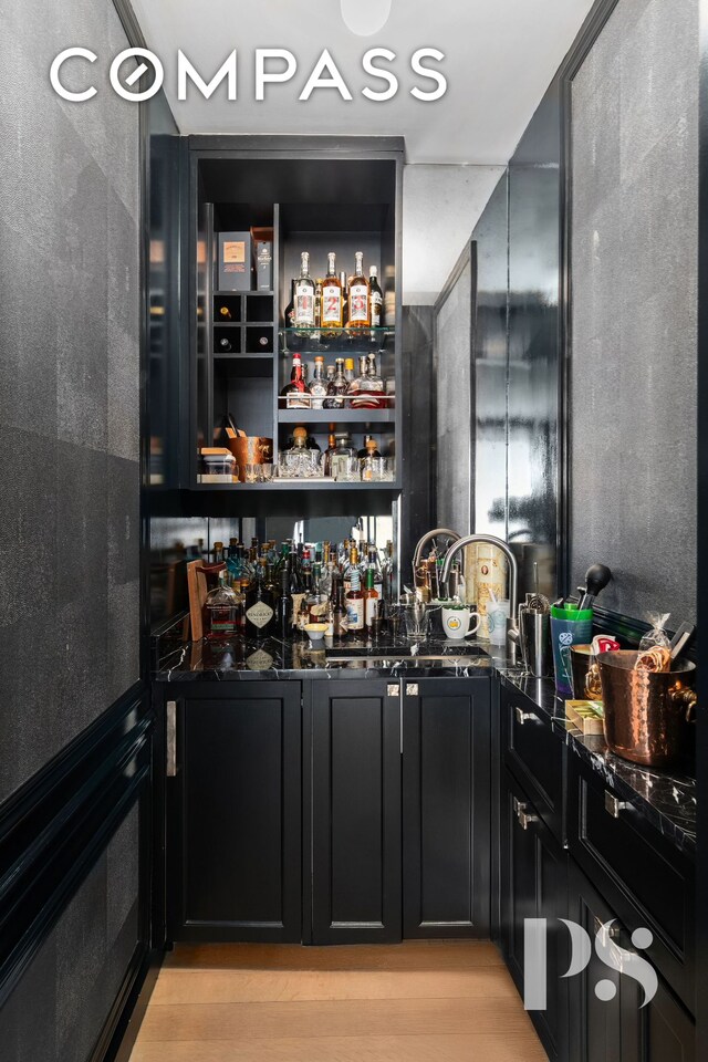 135 E 79th St Unit 8E, New York City, NY 10075 - indoor wet bar featuring oven, light wood-style flooring, and freestanding refrigerator