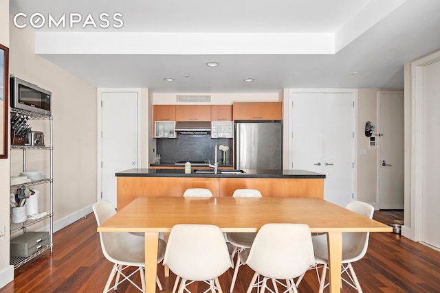 dining space featuring dark wood-style flooring, baseboards, and recessed lighting