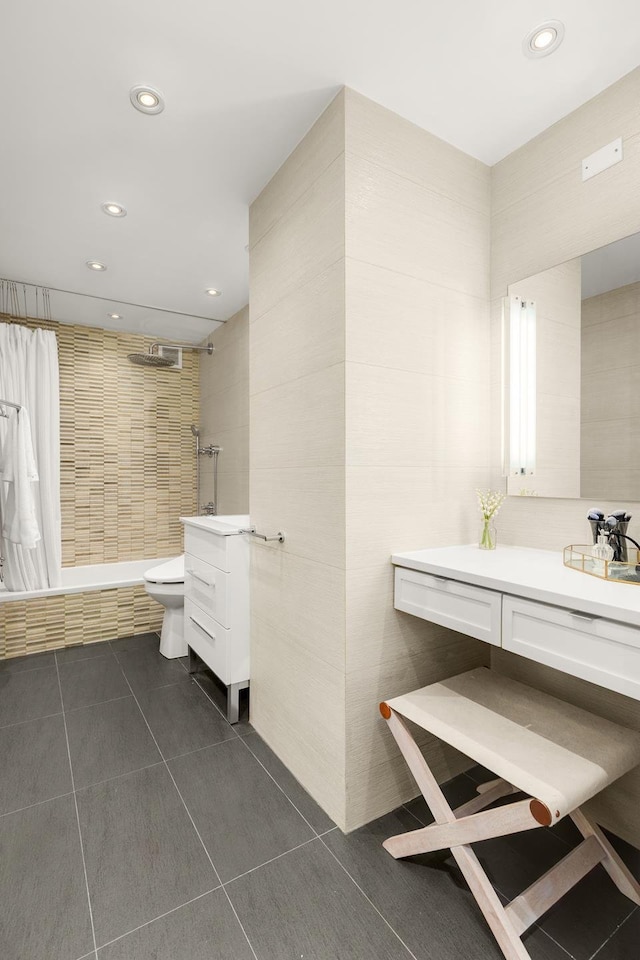 full bathroom featuring tiled shower, vanity, recessed lighting, tile walls, and toilet