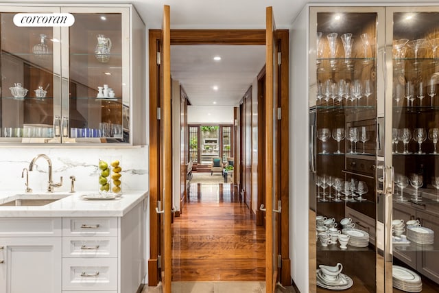 159 E 61st St, New York City, NY 10065 - indoor wet bar featuring recessed lighting