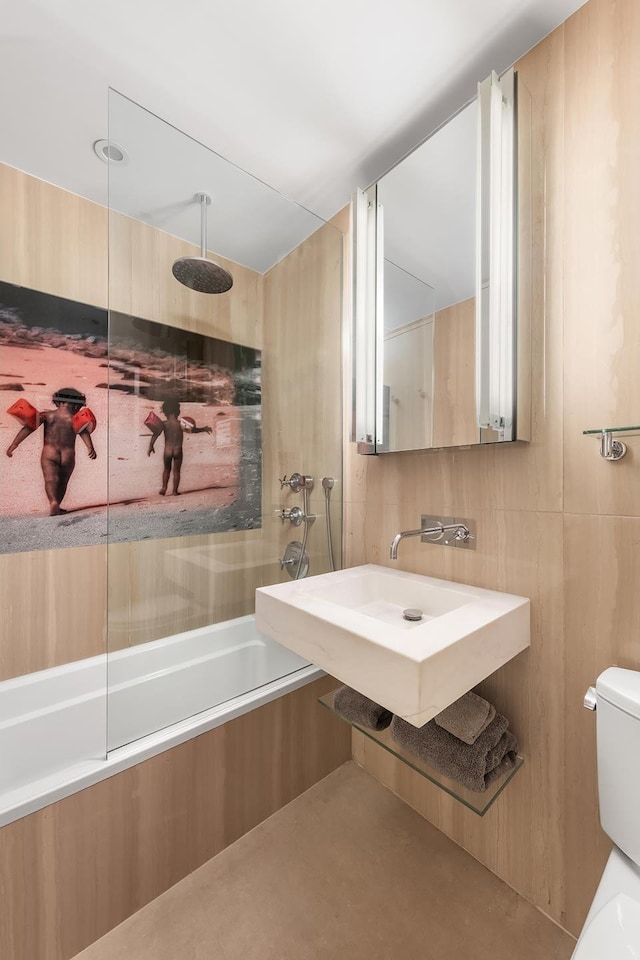 bathroom with toilet and a combined bath / shower with rainfall shower