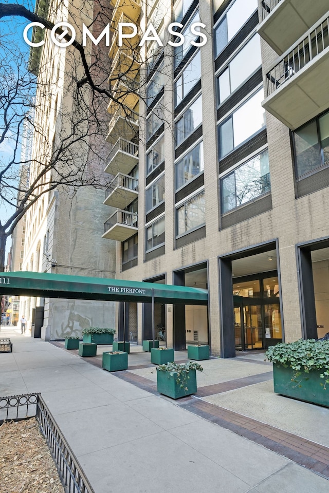 view of apartment building / complex