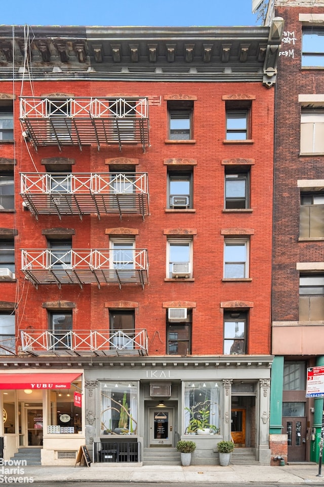 view of apartment building / complex
