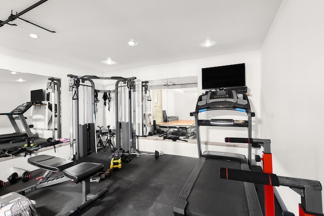 gym featuring recessed lighting