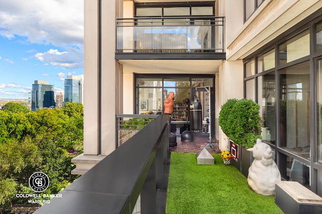 170 E End Ave Unit 8/9E, New York City, NY 10128 - entrance to property featuring a balcony, stucco siding, and a city view