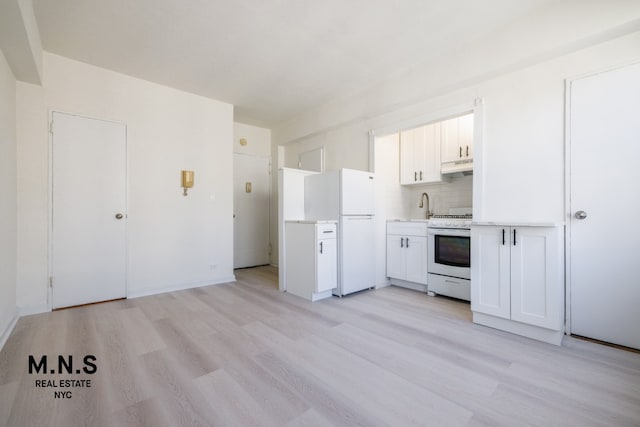 98-19 64th Ave Unit 6-Gg, New York City, NY 11374 - kitchen featuring white appliances, under cabinet range hood, light countertops, and light wood-style floors