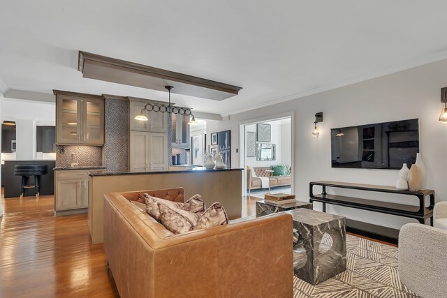 living area featuring light wood-style flooring and crown molding