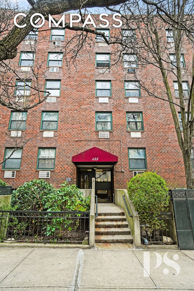 view of apartment building / complex