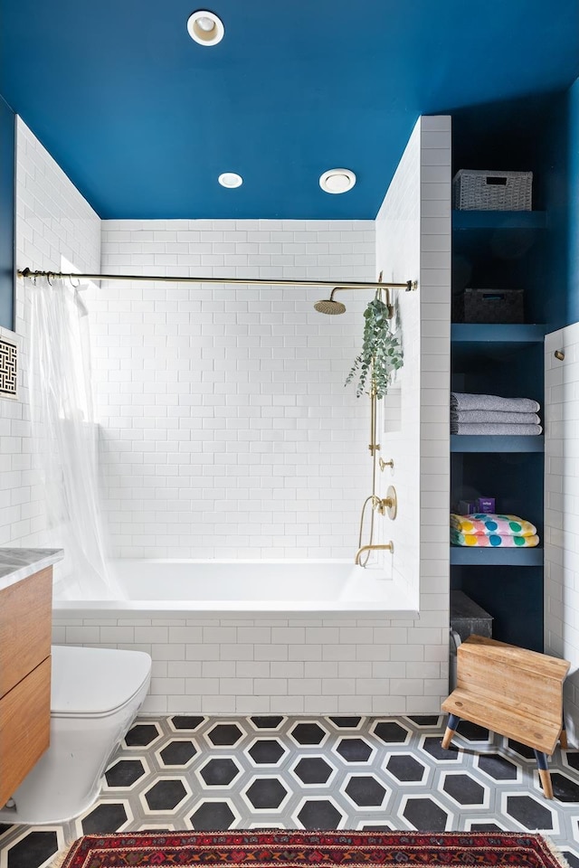 bathroom featuring toilet, recessed lighting, and tiled shower / bath combo