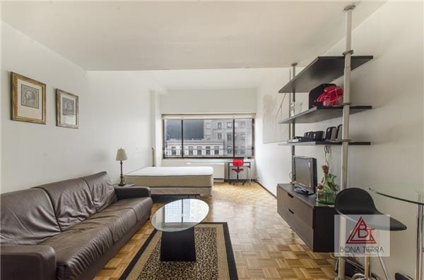 350 W 50th St Unit 6-R, New York City, NY 10019 - view of living room