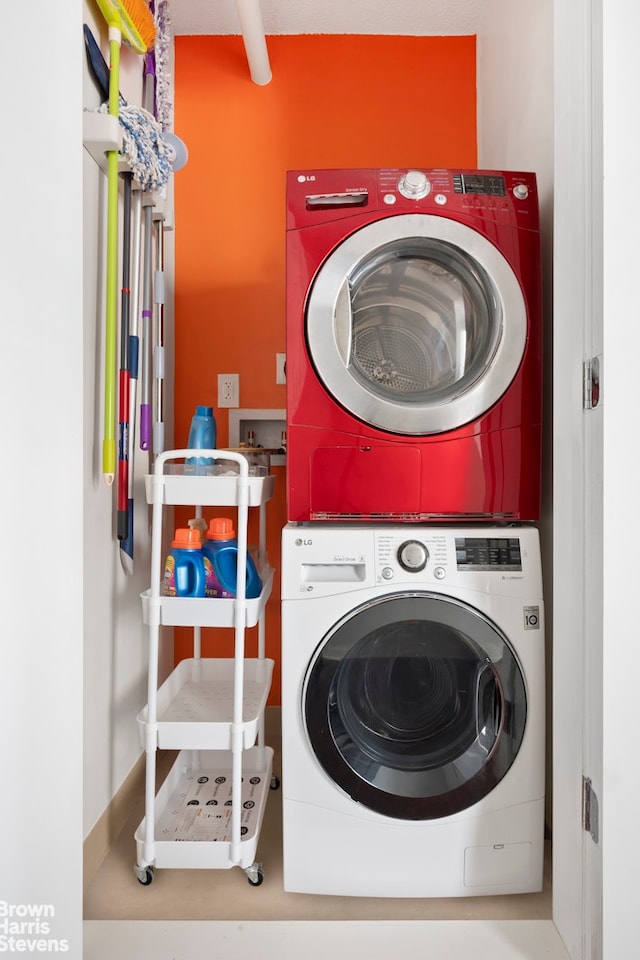 130 Bradhurst Ave Unit 611, New York City, NY 10039 - laundry area featuring estacked washer and dryer