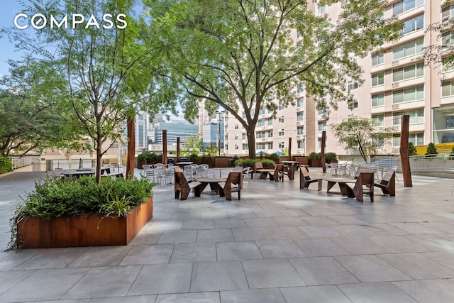 551 Main St Unit 208, New York City, NY 10044 - view of property's community featuring outdoor dining space