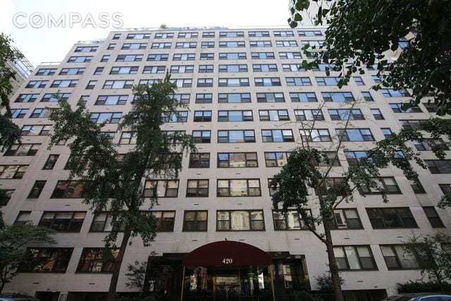 view of apartment building / complex