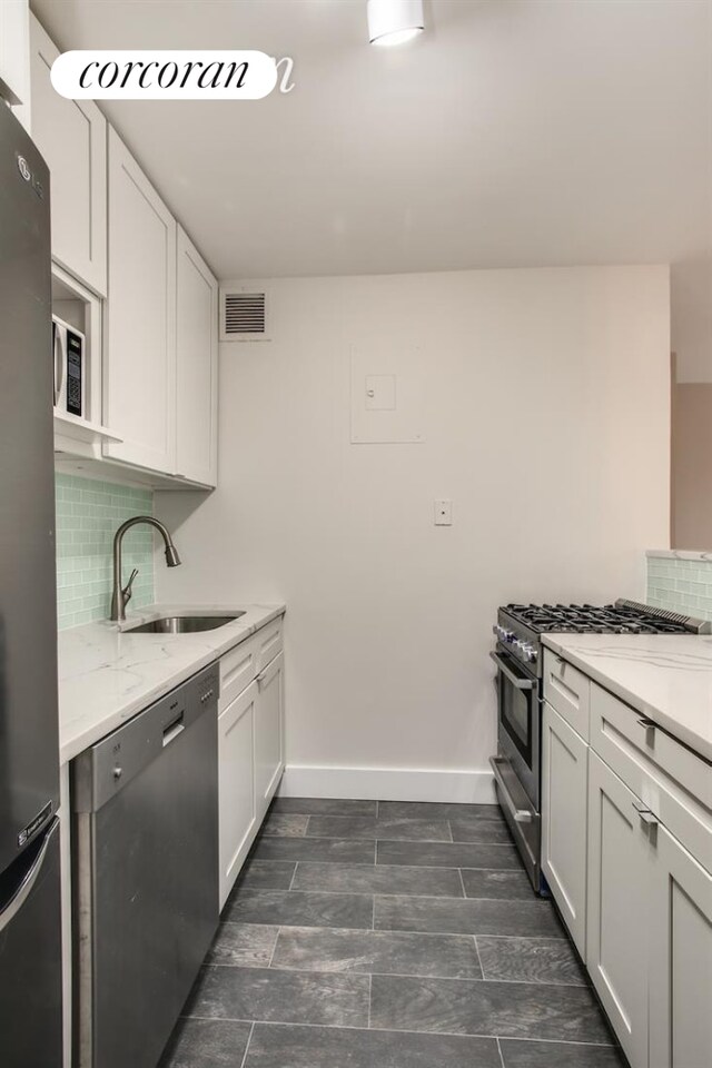 400 E 70th St Unit 1406, New York City, NY 10021 - unfurnished room with wood finished floors, baseboards, and a city view