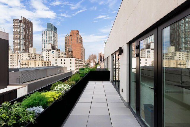 427 E 90th St Unit Ph10, New York City, NY 10128 - balcony featuring a skyline view