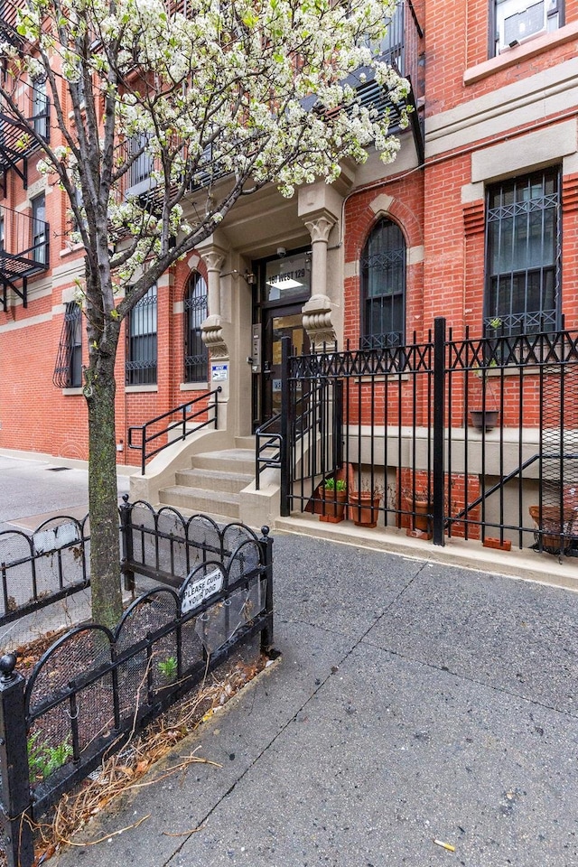 167 W 129th St Unit 4D, New York City, NY 10027 - view of building exterior featuring a fenced front yard