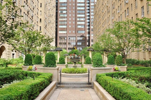 333 W 56th St Unit 8I, New York City, NY 10019 - entrance foyer featuring hardwood / wood-style flooring and baseboards