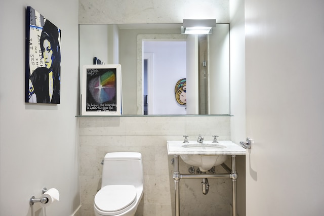 30 Main St Unit 7H, New York City, NY 11201 - half bath with toilet and vanity
