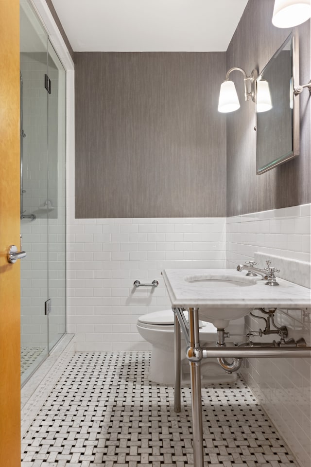 30 Main St Unit 9D, New York City, NY 11201 - full bathroom with tile walls, a stall shower, toilet, tile patterned floors, and a wainscoted wall