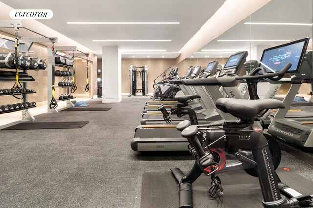 exercise room with visible vents and baseboards