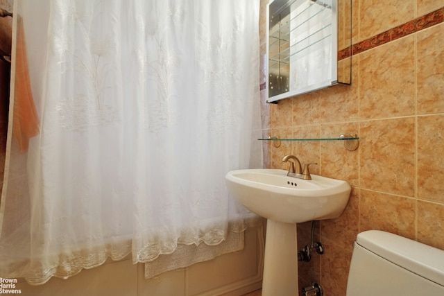 3850 Hudson Manor Ter Unit 1Ee/2Ee, New York City, NY 10463 - full bath with tile walls, shower / bath combo, and toilet