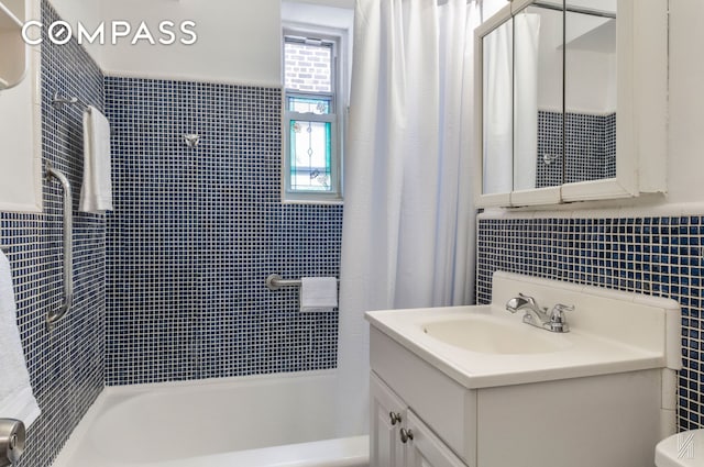 bathroom with shower / bath combo with shower curtain, vanity, and toilet