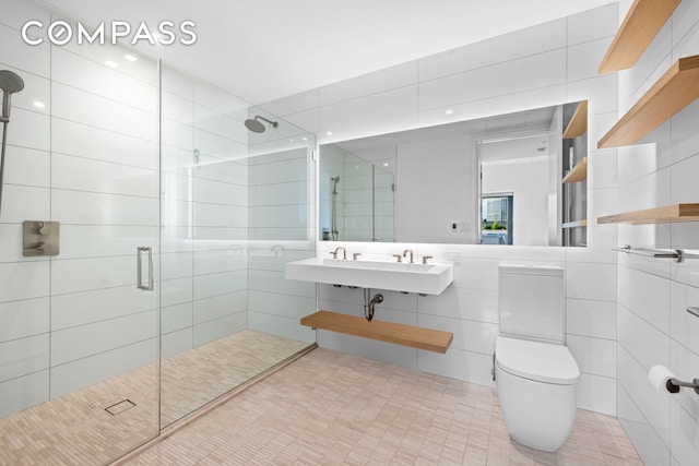 98 Front St Ph, Ph, New York City, NY 11201 - bathroom with toilet, tile walls, and a tile shower