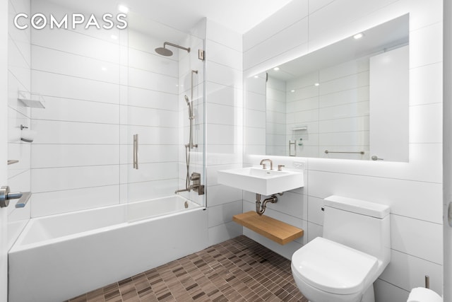 98 Front St Ph, Ph, New York City, NY 11201 - full bath featuring bathing tub / shower combination, toilet, and tile walls