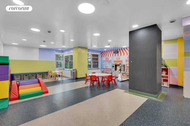 recreation room with baseboards, visible vents, and recessed lighting