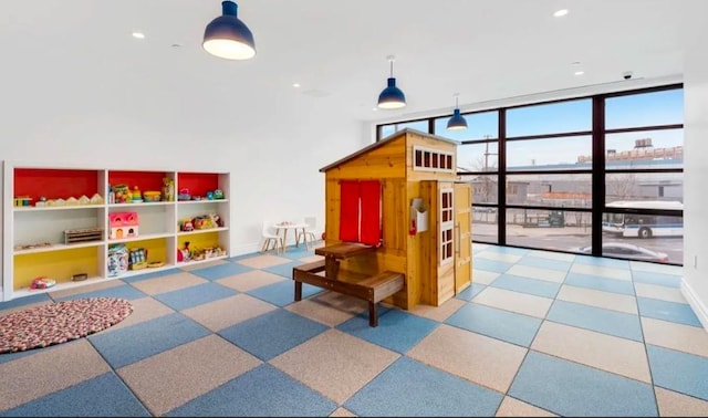 recreation room featuring recessed lighting and floor to ceiling windows