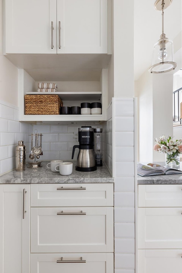 bar area featuring backsplash