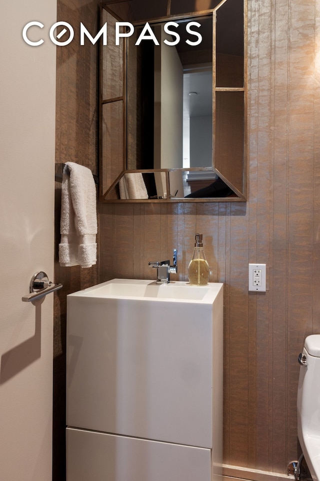 bathroom featuring decorative backsplash, toilet, and vanity