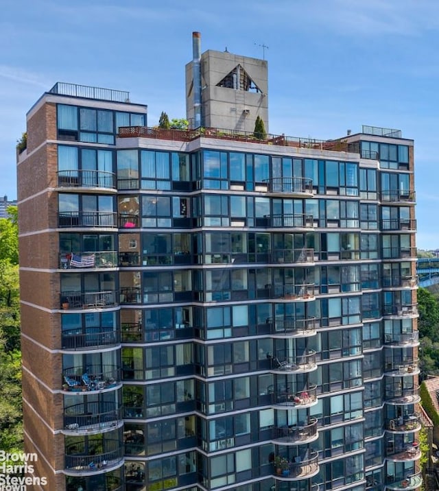 view of apartment building / complex