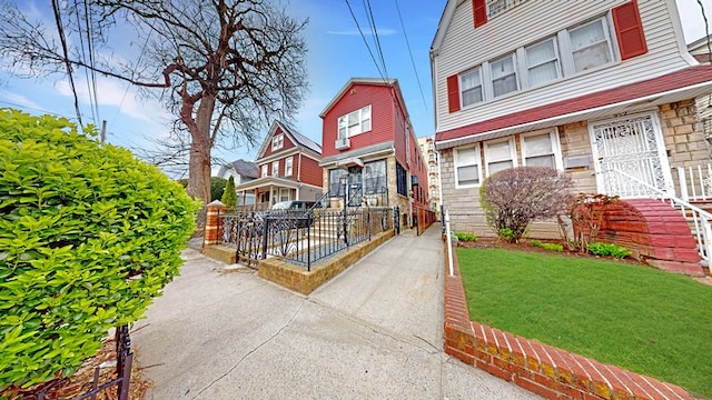 view of front of house featuring a front lawn