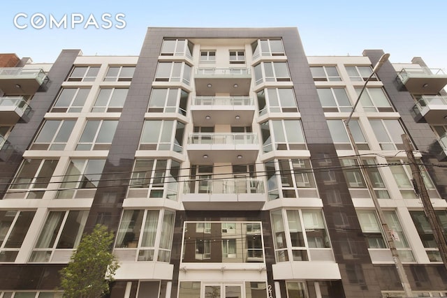 view of apartment building / complex
