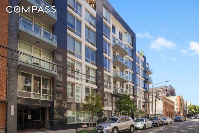 view of apartment building / complex
